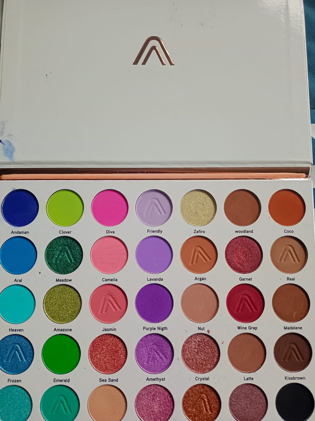Customer photo review of PALETA DE CONTORNOS E ILUMINADOR GLAMBLACK