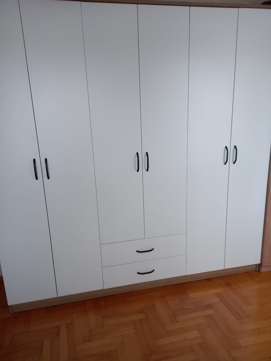 Customer photo review of Rani BA111 Geniş Gardırop Elbise Dolabı 6 Kapaklı 2 Çekmeceli 5 Raflı 3 Askılı Sepet Ceviz - Beyaz