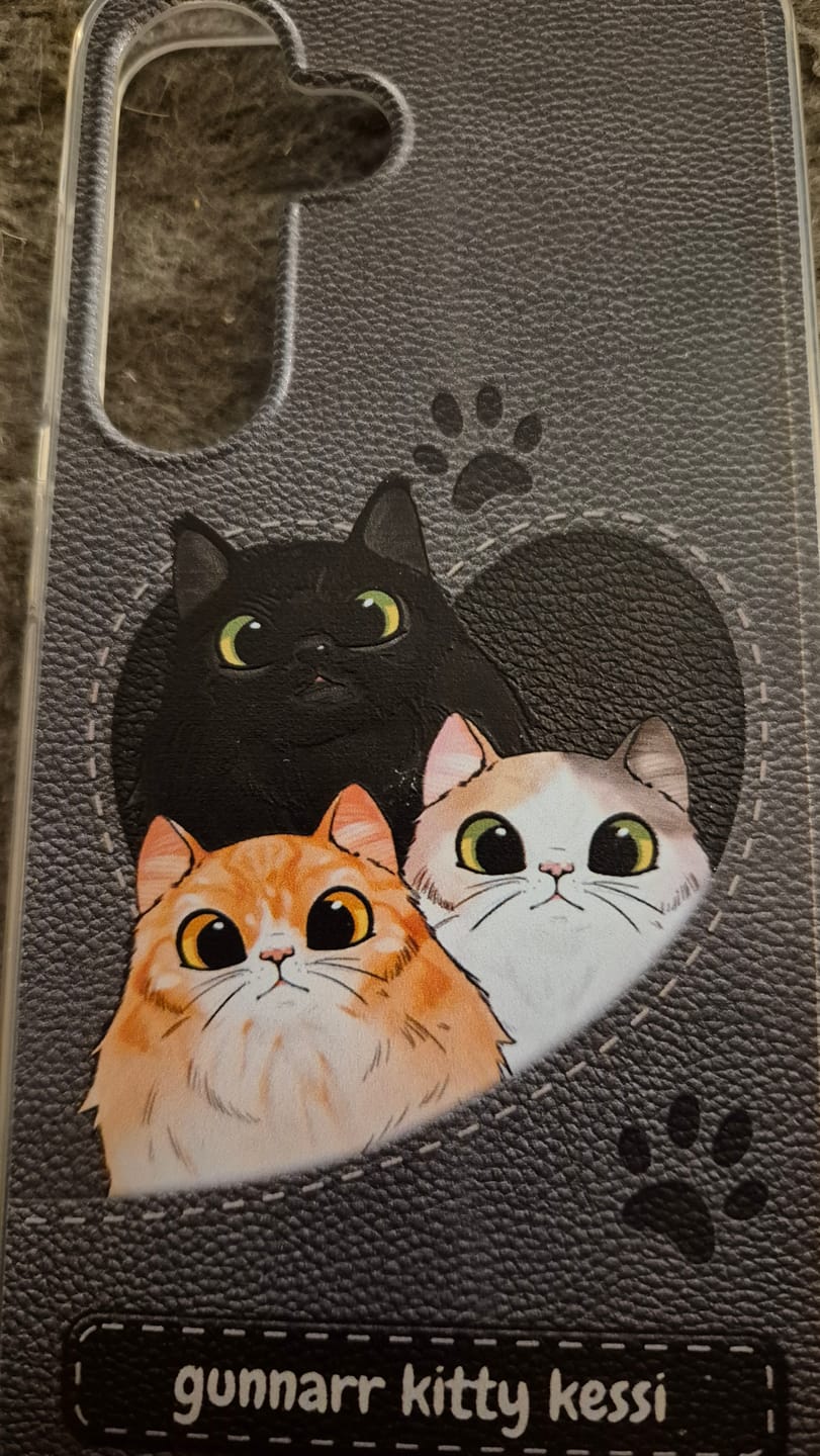 Customer photo review of Gatto con cuore aspetto similpelle - Custodia per il telefono personalizzata