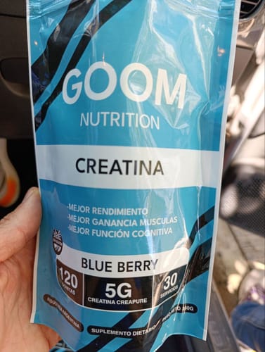 Cliente sosteniendo el empaque azul de las Gomitas Creatina Goom Nutrition en su mano.
