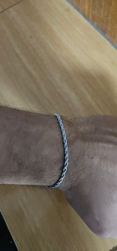 Cliente luciendo la Pulsera Rope 3mm plateada en su muñeca.