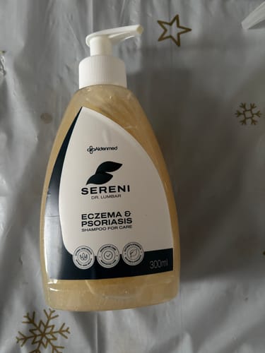 Vásárló Sereni Pikkelysömör és Ekcéma Samponjának teli, pumpás flakonja.