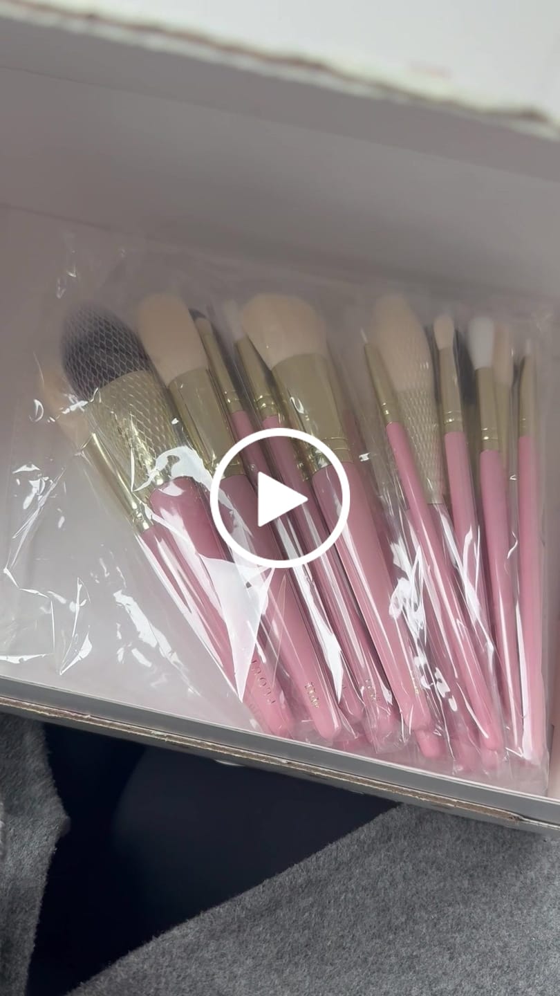 Customer video review of P.Louise 30-Piece Makeup Brush Bundle