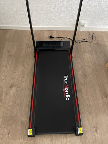 Anmelderens sorte TrueNordic Luksus Løbebånd, vist samlet på et trægulv.