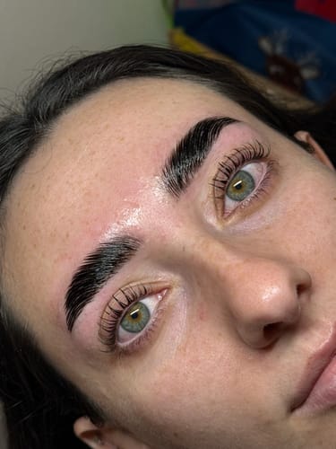 Customer showing sleek laminated brows and lifted lashes after using the Cysteamine lamination kit.
