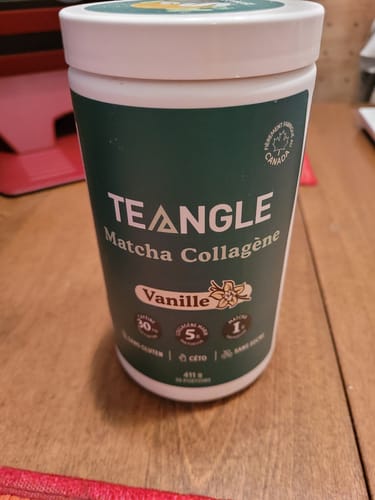 Gros plan du client sur le pot de Matcha Collagène Vanille de Teangle posé sur une table.
