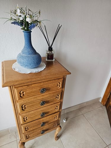 Recensent toont de Ciragan Palace geurstokjes op een houten kastje.