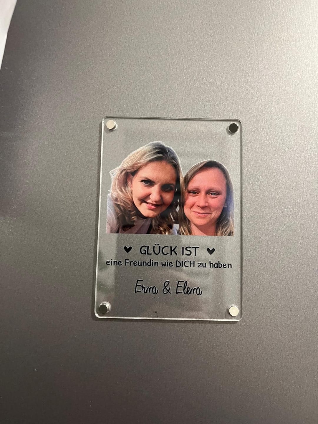 Customer photo review of Besties - Personalisierter Acryl Magnet  für Freundinnen mit Foto-Upload und Spruch