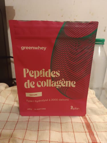 Avis d'un client : le sachet rouge de Peptides de Collagène saveur Nature, posé sur une table.