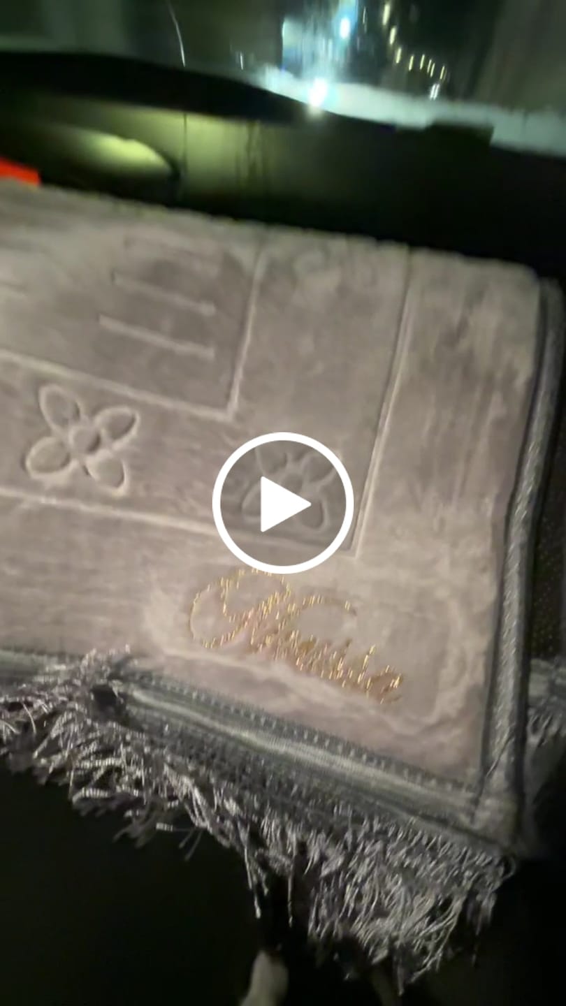 Customer video review of Tapis de prière épais à personnaliser noir