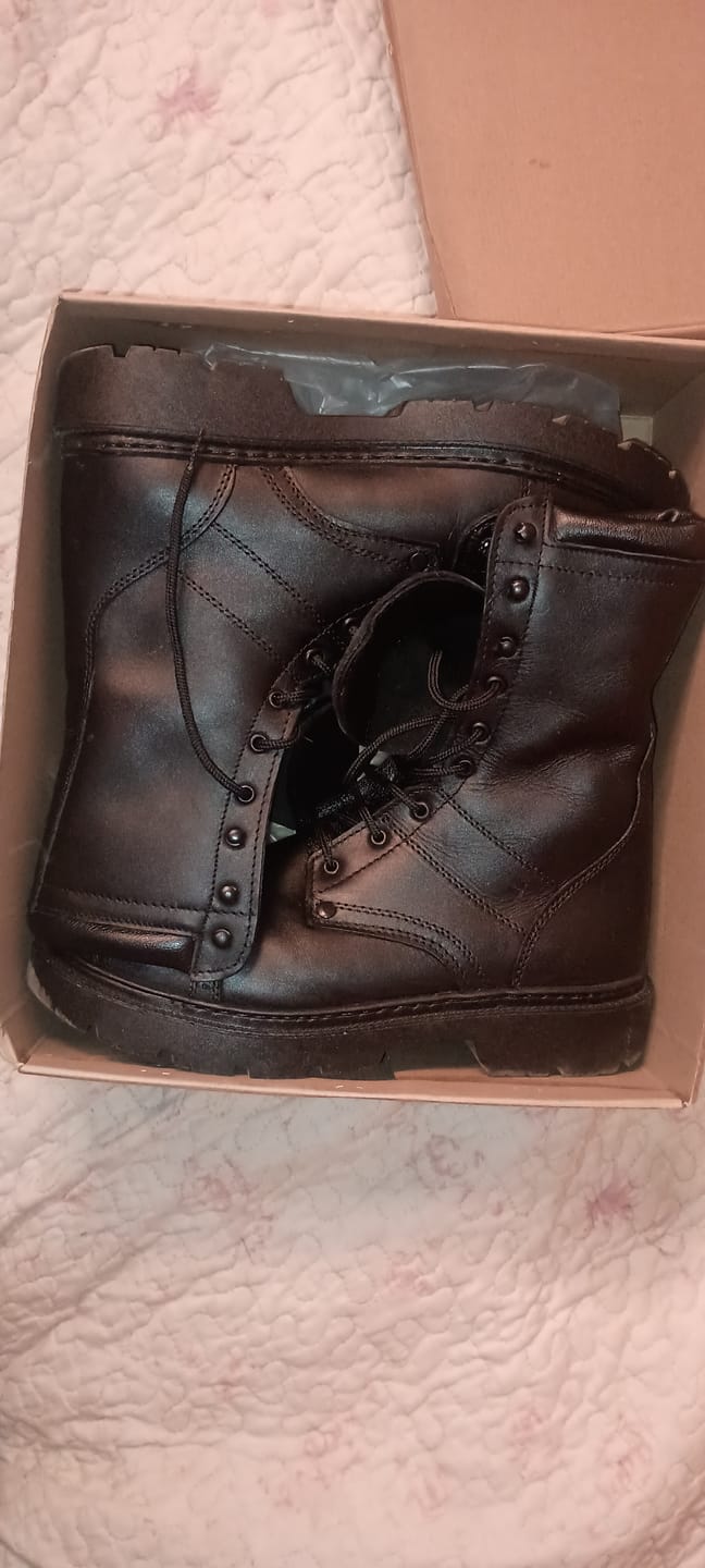 Customer photo review of BOTAS MODELO CORCORAN CUERO, CON PUNTERA DE ACERO NACIONAL