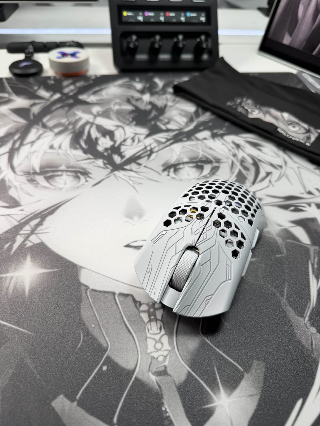Customer photo review of Finalmouse ULX Frostlord Karbon Fiber Wireless Mouse