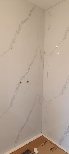 Customer photo review of Panneau PVC Effet Marbre Blanc – Étanche Salle de Bain / Douche