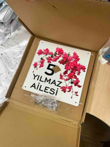 Kişiye Özel Begonvil Çiçekli Kapı İsimliği için fotoğraflı müşteri yorumu