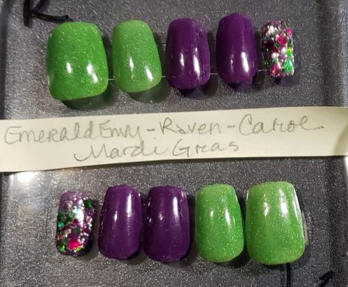 Customer photo review of D357 Raven Purple Crème Dip Powder