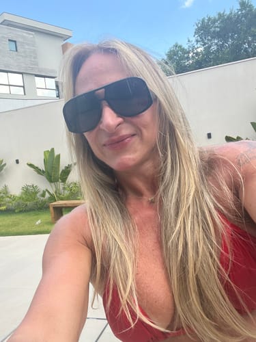Cliente usando os Óculos Capri pretos em uma selfie em um dia ensolarado.