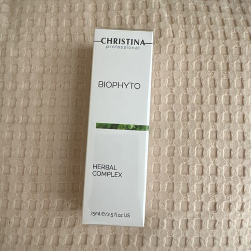 購入者のハーバルコンプレックスの製品箱が、テクスチャーのある布の上に置かれている様子。