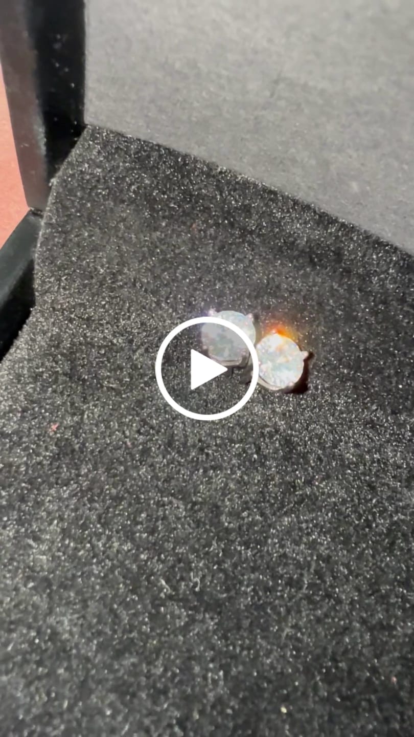 Customer video review of 🎁 Free 18k White Gold Earrings