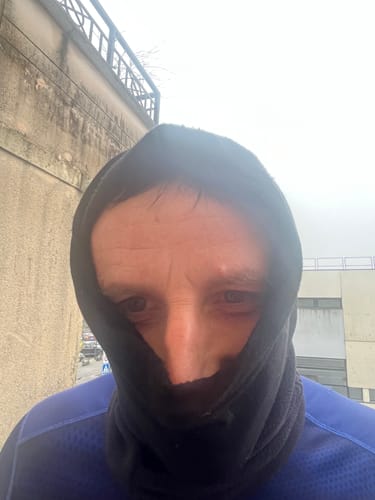 Client portant le cache-cou de running noir comme une cagoule, ne laissant voir que les yeux.