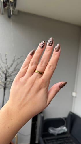 Ein Kunde zeigt den vergoldeten Arianna Ring an seiner Hand mit manikürten Nägeln.