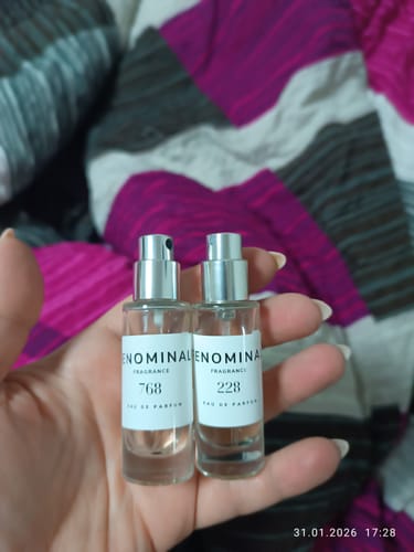 Eine Kundin hält zwei kleine Pheromiya-Parfümflaschen in der Hand.