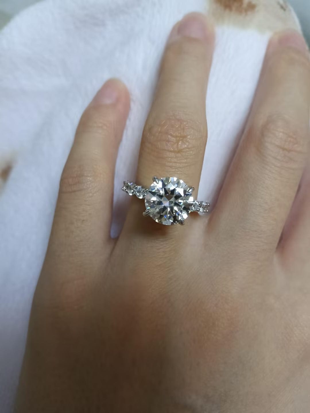 Customer photo review of S925 Moissanite 2.0~4.0 Carat Round Cut Engagement Ring For Everyday Wear