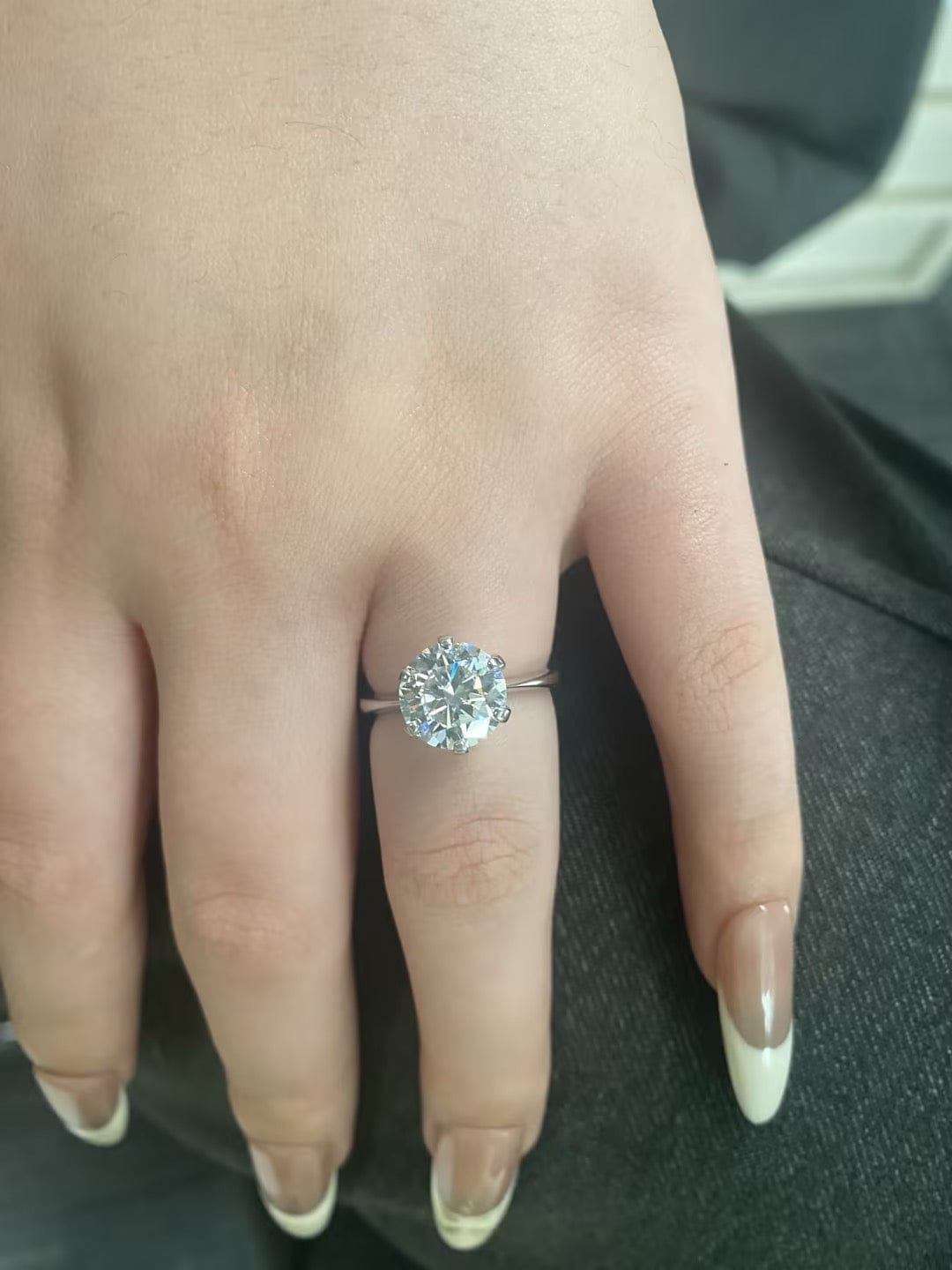 Customer photo review of Rodiffy Moissanite 2.0 Ct ～3.0Ct Round Cut 6 Prong White Gold Engagement Ring