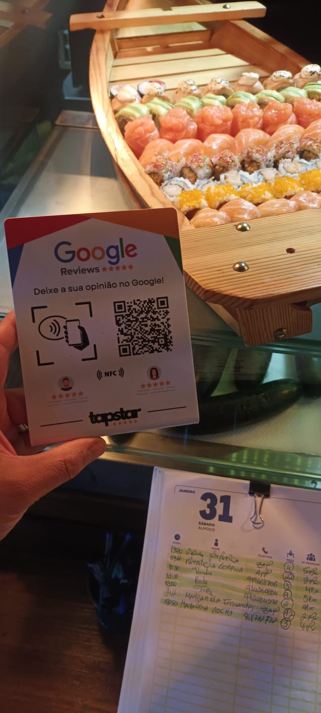 Customer photo review of Expositor de Avaliações Google com NFC e QR
