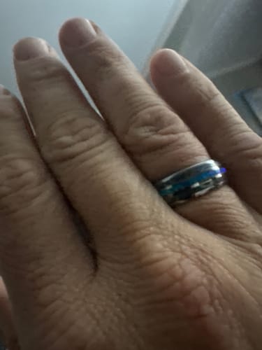 Close-up: A customer's hand wearing the silver Vanguard ring with a blue inlay.
