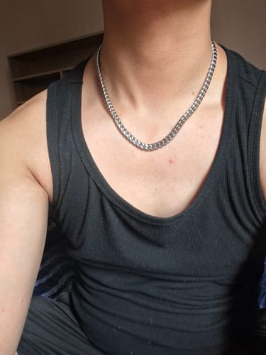 Un cliente luce la Cadena Cuban Link de 8mm alrededor de su cuello, sobre una camiseta negra.