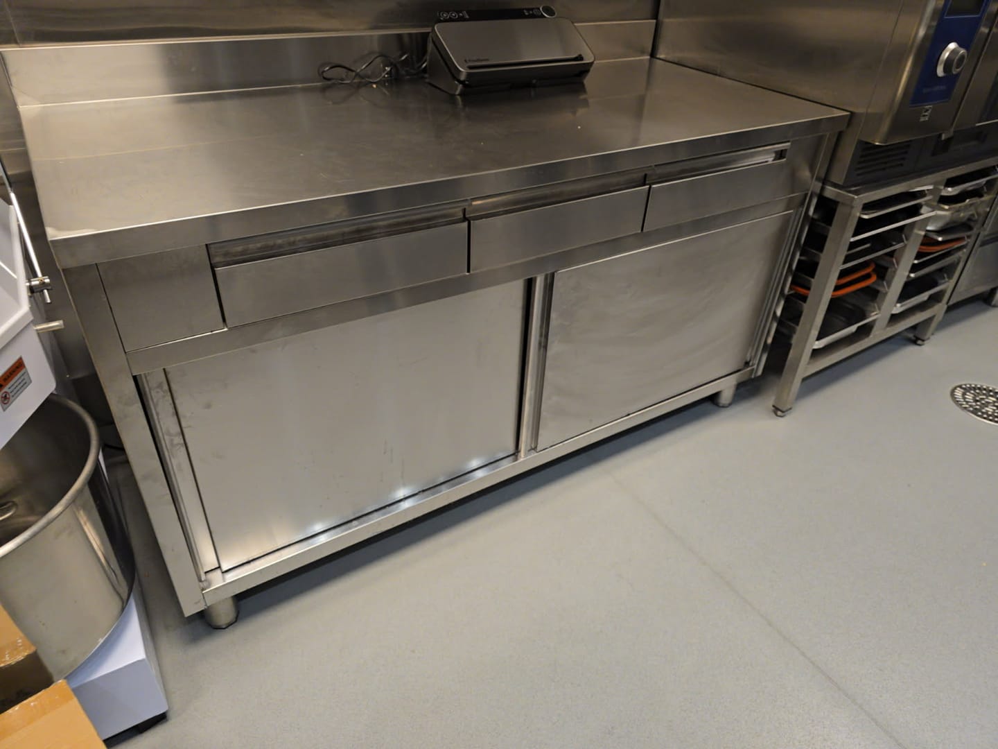 Customer photo review of RVS Horeca Werkbank Schuifdeuren met 3 Laden boven | Opstaande rand | 1600x700x900(h)mm