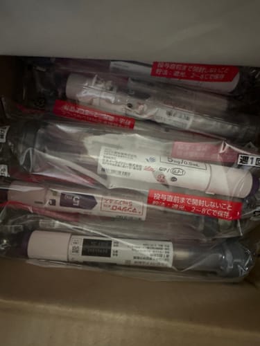 購入者がまとめ買いした、箱に入った複数の注射ペン。