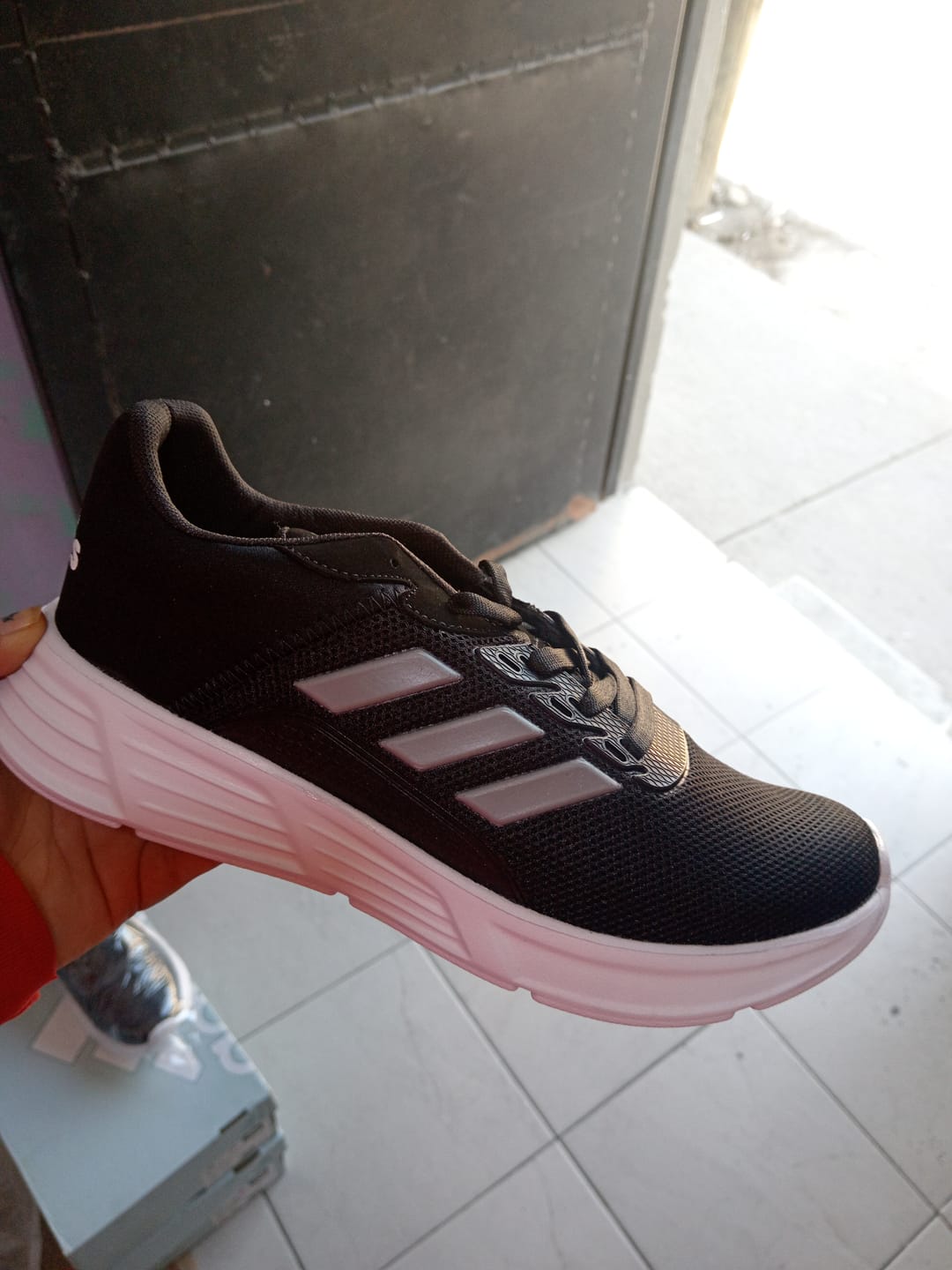 Customer photo review of Tenis 510 Negro Blanco