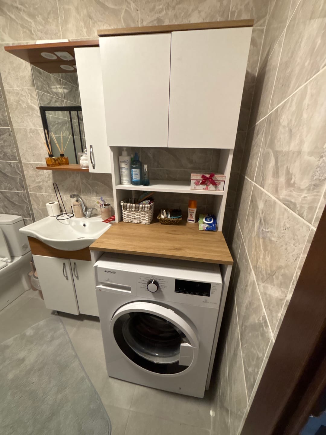 Customer photo review of Rani KD101 Çamaşır Makinesi Dolabı 3 Raflı Kapaklı Banyo Dolabı Beyaz - Sepet Ceviz