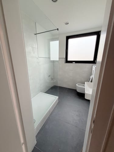 Customer photo review of SONNI Begehbare Dusche Duschabtrennung Duschwand 10mm Schwarz Duschabtrennung Duschkabine Nano ESG 80-140cm