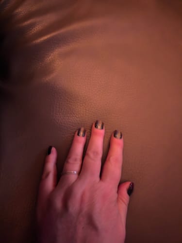 Rezensentin zeigt ihre Maniküre mit den dunklen 'Berry Merlot' UV Gel Nail Wraps.