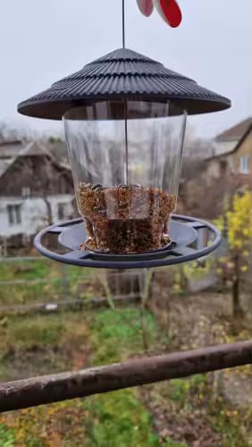 Customer photo review of Vogelfutterhaus – Hängende Futterstation für Wildvögel