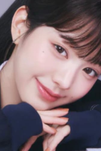 レビュアーが「Bean Kristin 1Day - ショートブラウン」を装着しているクローズアップ写真。クールなアッシュブラウンの色味です。