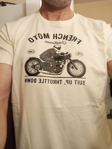 Client portant le T-shirt blanc de la COLLECTION GENTLEMEN, montrant le motif de moto.