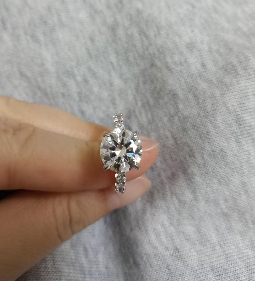 Customer photo review of S925 Moissanite 2.0~4.0 Carat Round Cut Engagement Ring For Everyday Wear