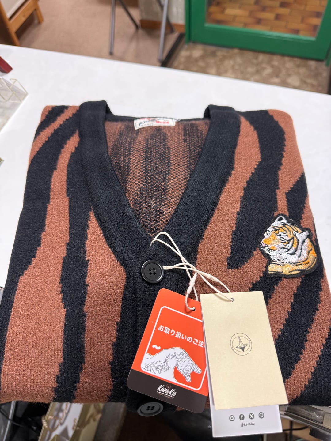Customer photo review of Karaku×川又聡「虎図」刺繡入り　虎柄ジャガードニットカーディガン