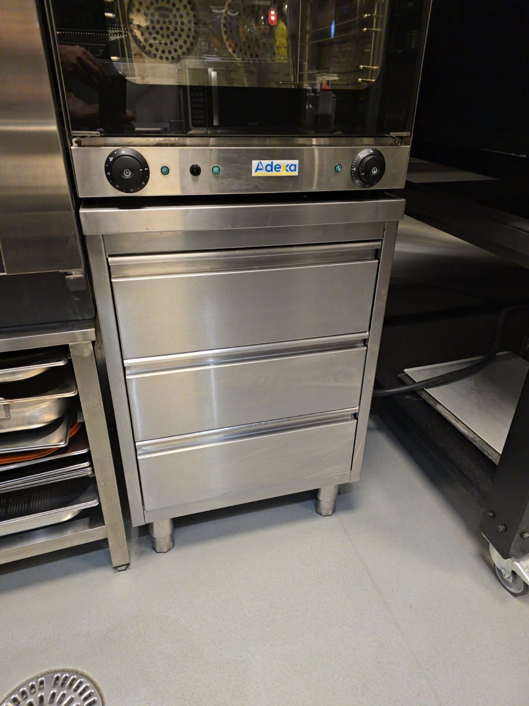 Customer photo review of RVS Horeca Werkbank met 3 laden | Opstaande rand | 600x700x900mm