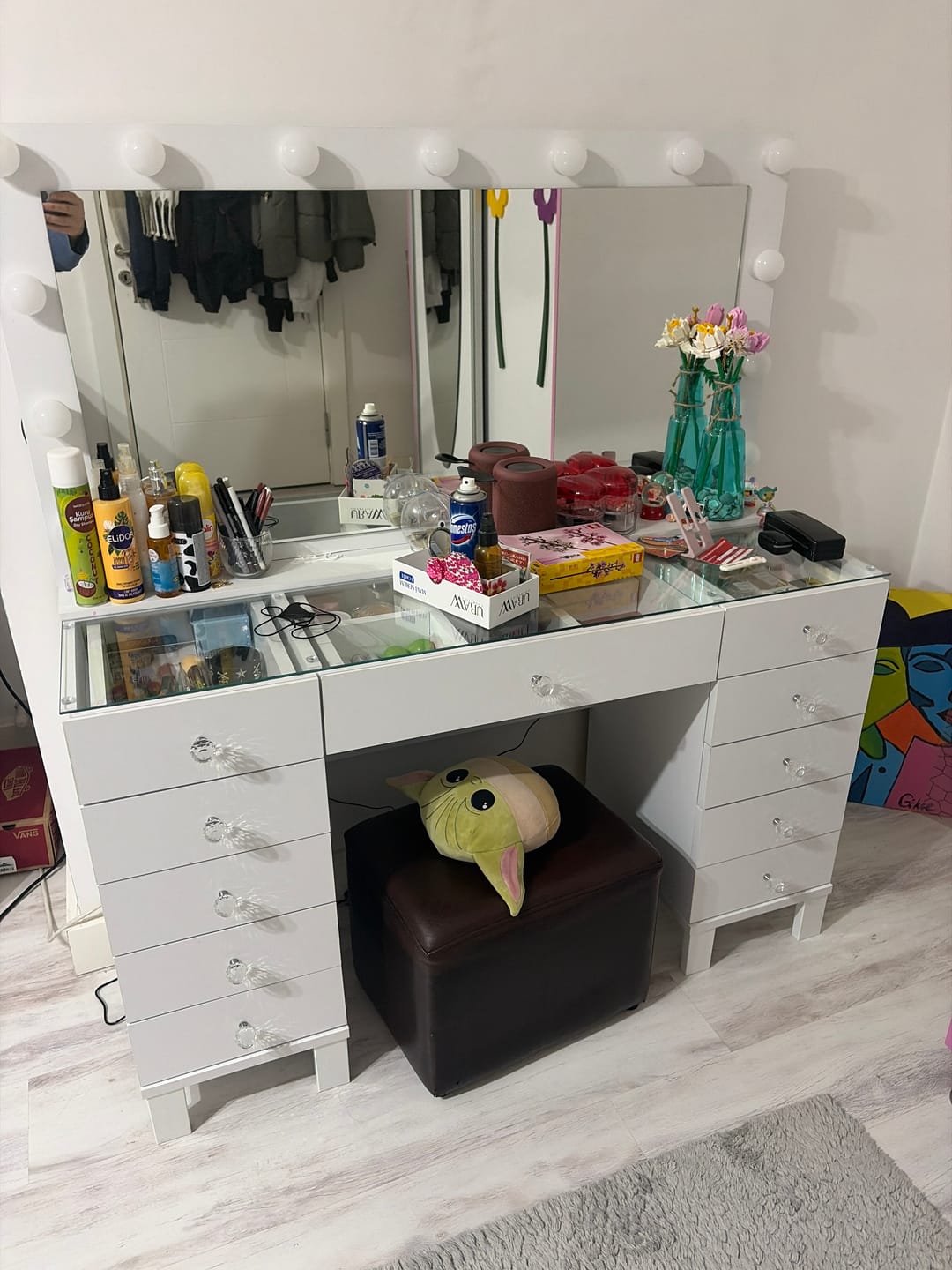 Customer photo review of Rani BJ137 Hollywood Işıklı Aynalı Kulis Makyaj Masası Cam Tablalı 11 Çekmeceli Takı Düzenleyici Beyaz