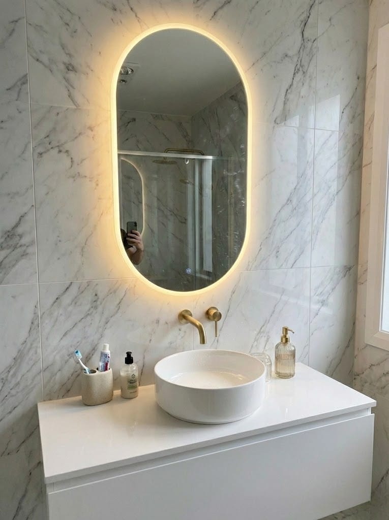 Avis de Mélanie T. — Miroir Ovale Salle De Bain Led Antibuée 50x90 Basel – Bellori