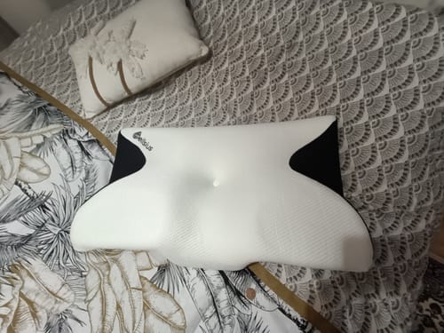 Avis d'un client : le Coussin d’Alignement Cervical Cellsius blanc et noir posé sur un lit.