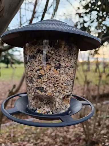 Customer photo review of Vogelfutterhaus – Hängende Futterstation für Wildvögel