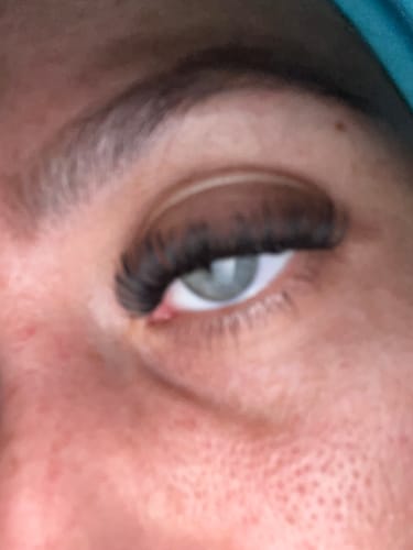 Nahaufnahme vom Auge einer Rezensentin mit voluminösen CAFE GLAM MAXI Wimpern.