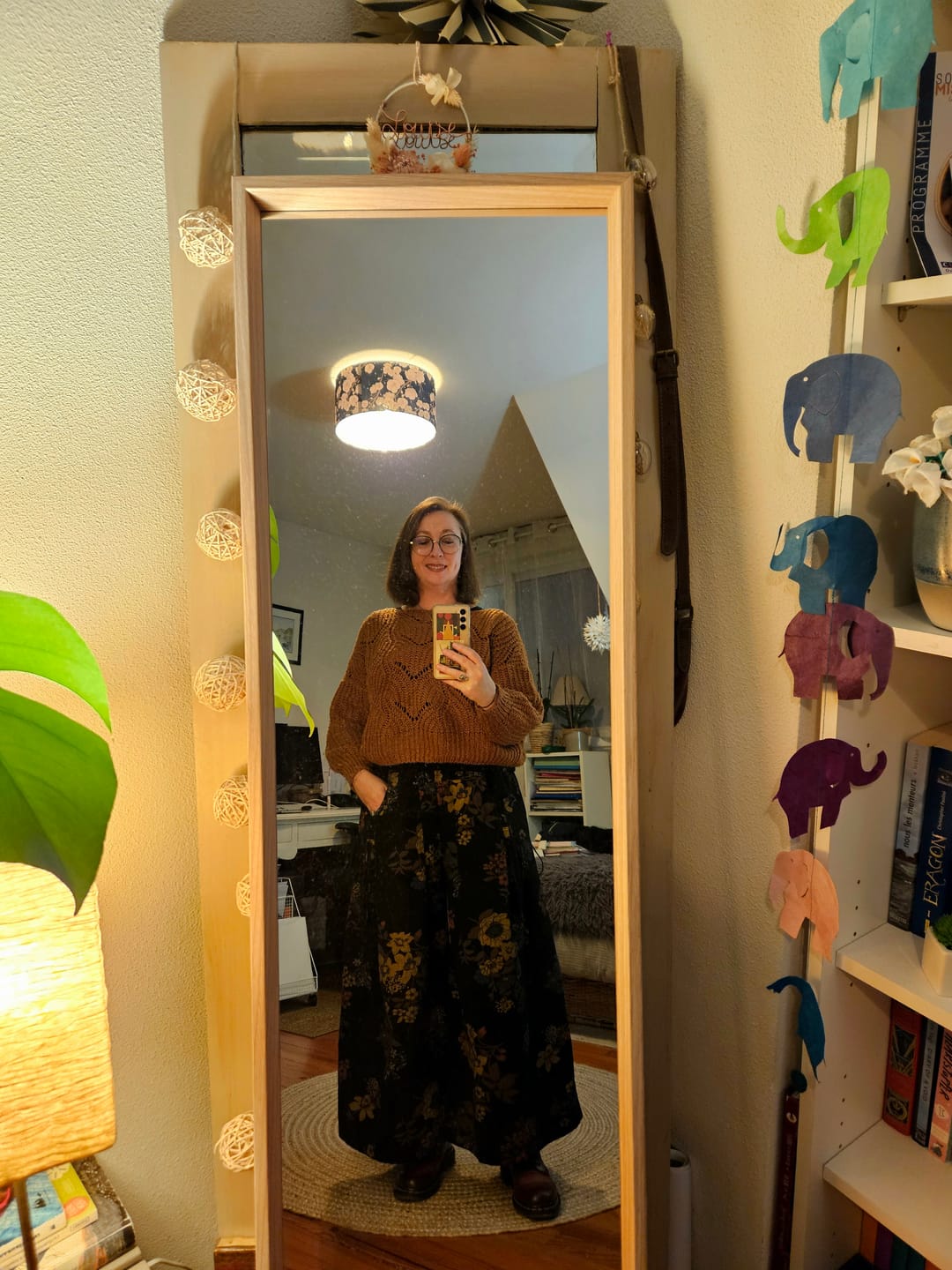 Customer photo review of Women Autumn Retro Flower Denim Wide-leg Pants