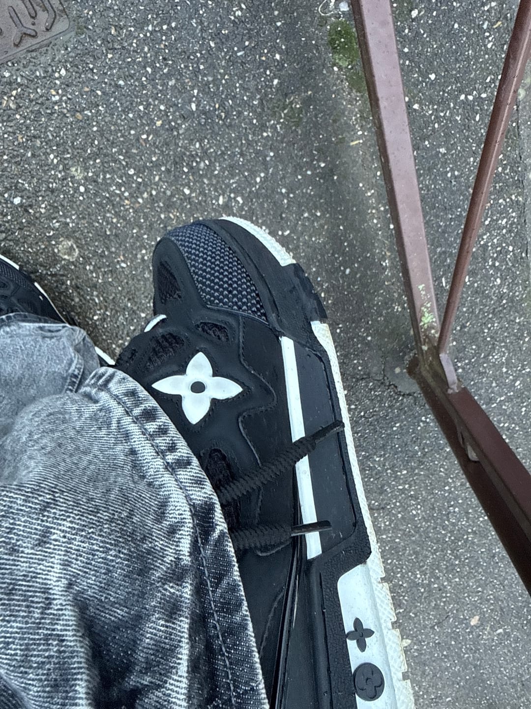 Customer photo review of LOUIS VUITTON SKATE SNEAKER NOIR ET BLANC