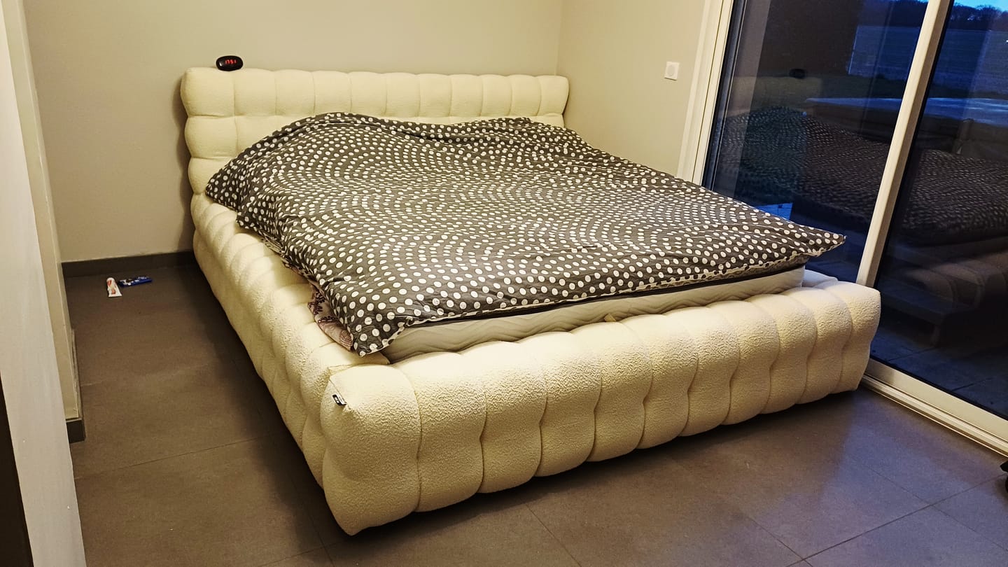 Customer photo review of Lit coffre design rembourré - CAMILLE